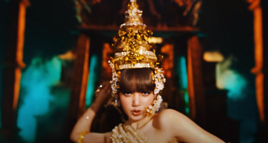 그룹 블랙핑그 멤버 리사의 '라리사' 뮤직비디오   [유튜브 캡처]